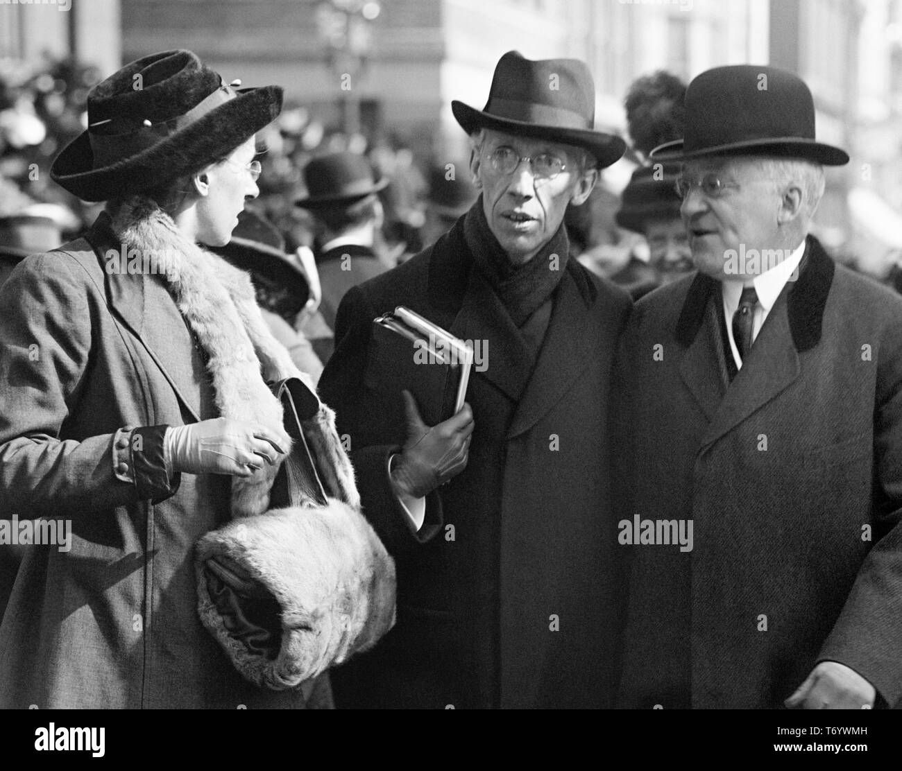 G. Campbell Morgan (centro) fu un predicatore evangelico britannico e prolifico autore che trascorse molto tempo su entrambe le sponde dell'Atlantico e che servì in due diversi periodi della sua vita come pastore della Westminster Chapel a Londra dove fu mentore, e gli succedette, Martyn Lloyd-Jones. Foto di Harris & Ewing, febbraio 1914, Washington, D.C. Foto Stock