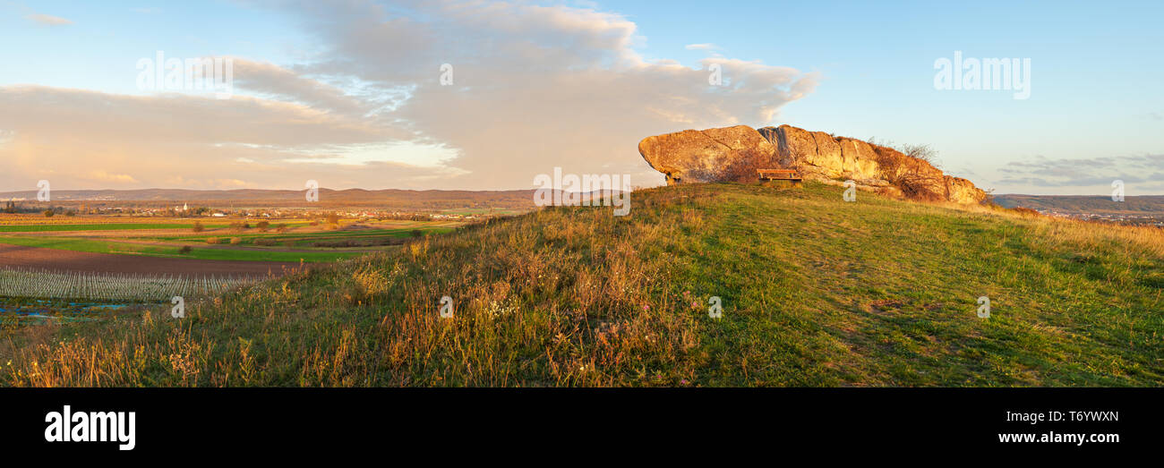 Panorama di un enorme masso in un paesaggio Foto Stock