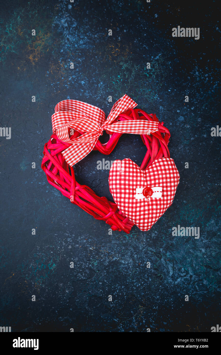 Il giorno di San Valentino sfondo con due cuori rossi Foto Stock