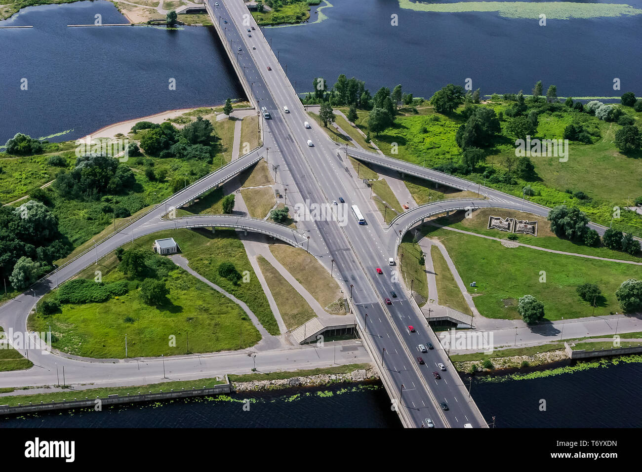 Strada con vetture in movimento. Riga dall'alto. Foto Stock