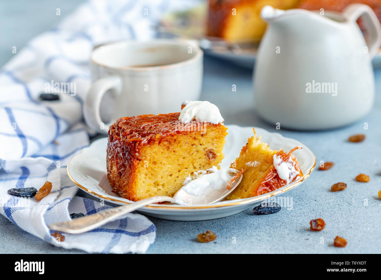 Pezzo di Kugel un tradizionale dessert ebraica cibo. Foto Stock