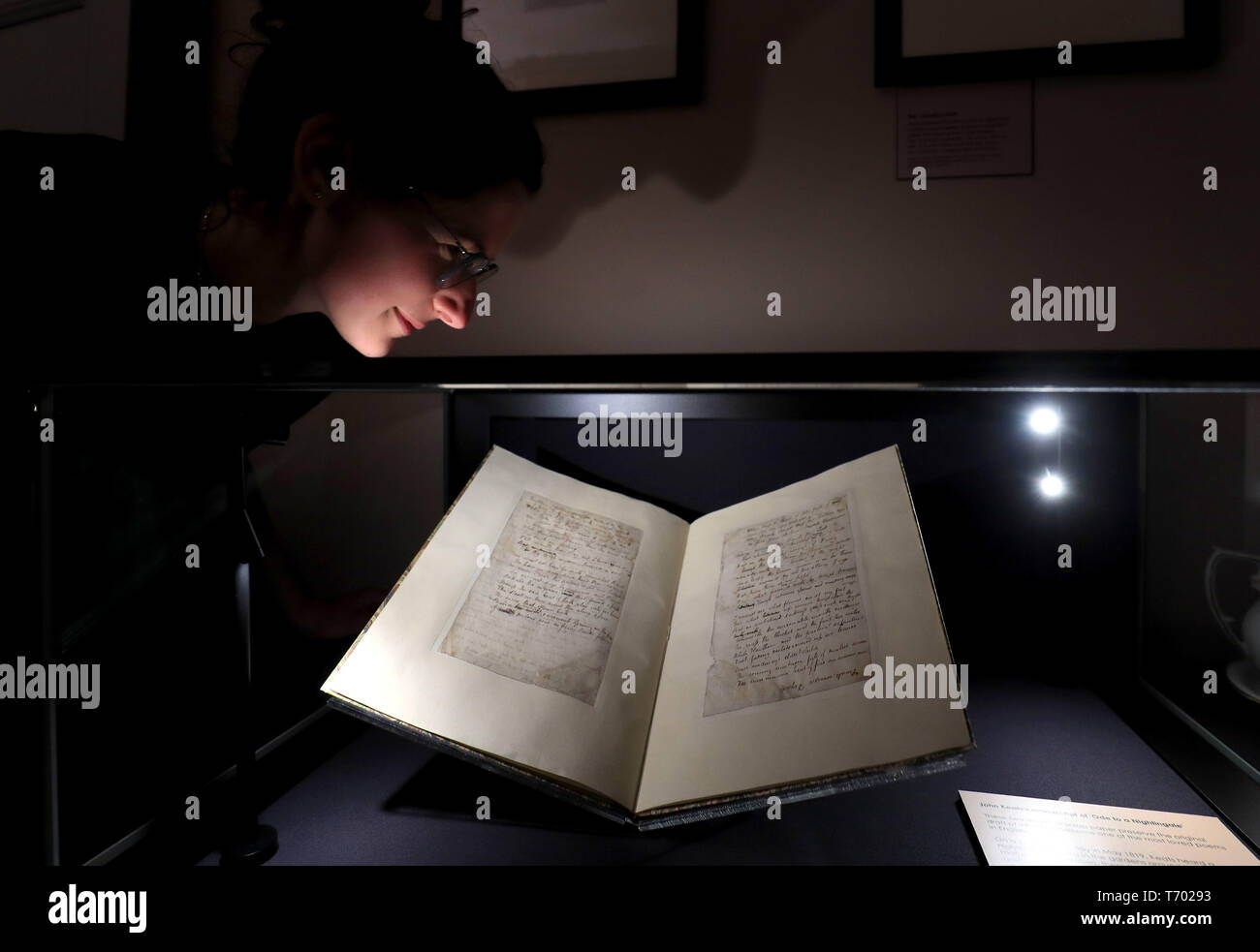 Sofie Davis, Interpretazione Officer presso Casa di Keats, ispeziona Ode a un Usignolo, uno di John Keats' più popolari e acclamati poesie come va in mostra alla Casa di Keats a Londra, 200 anni dopo che esso è stato scritto lì. Foto Stock