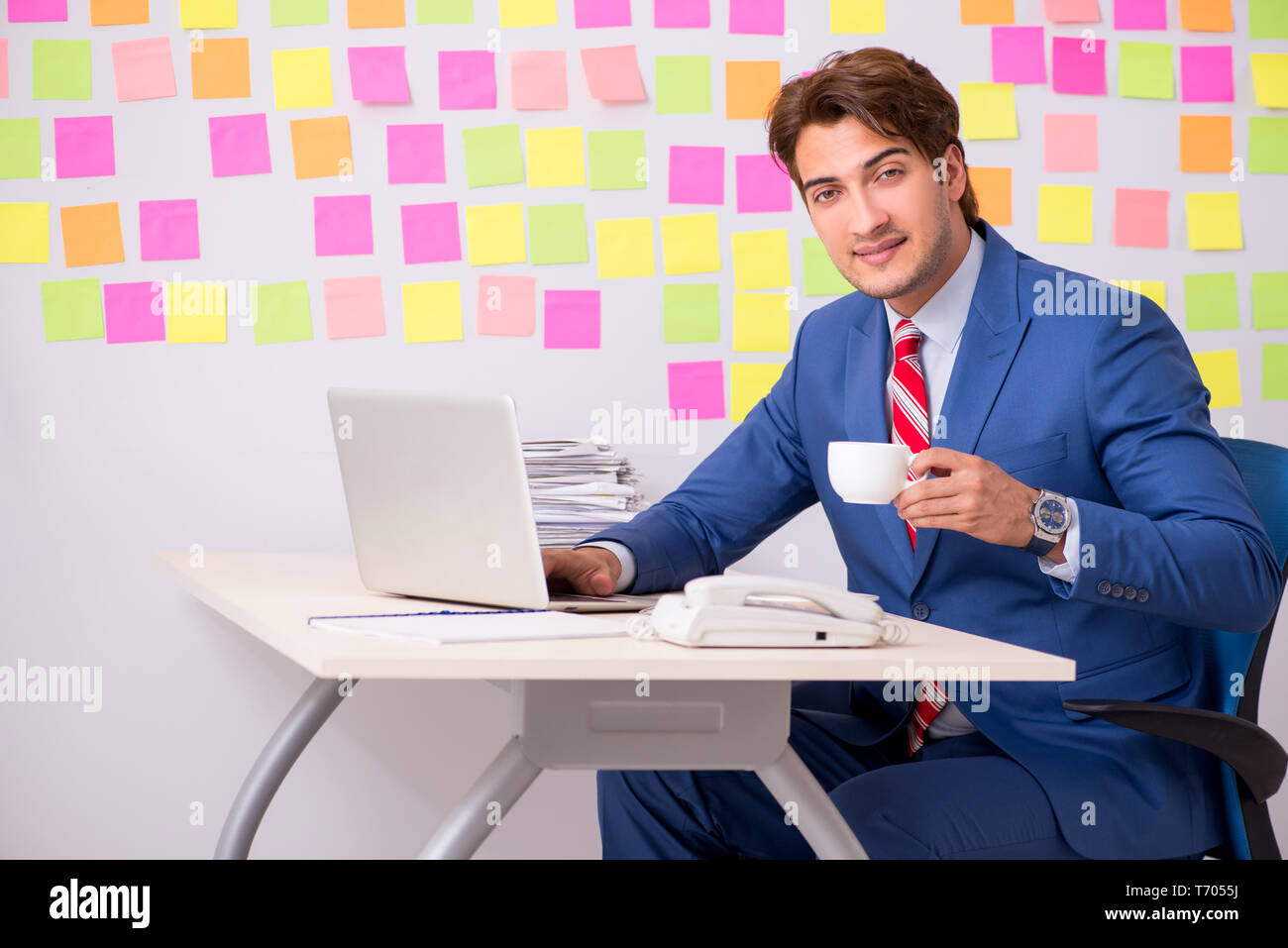 Giovane uomo bello in un conflitto di priorità concept Foto Stock