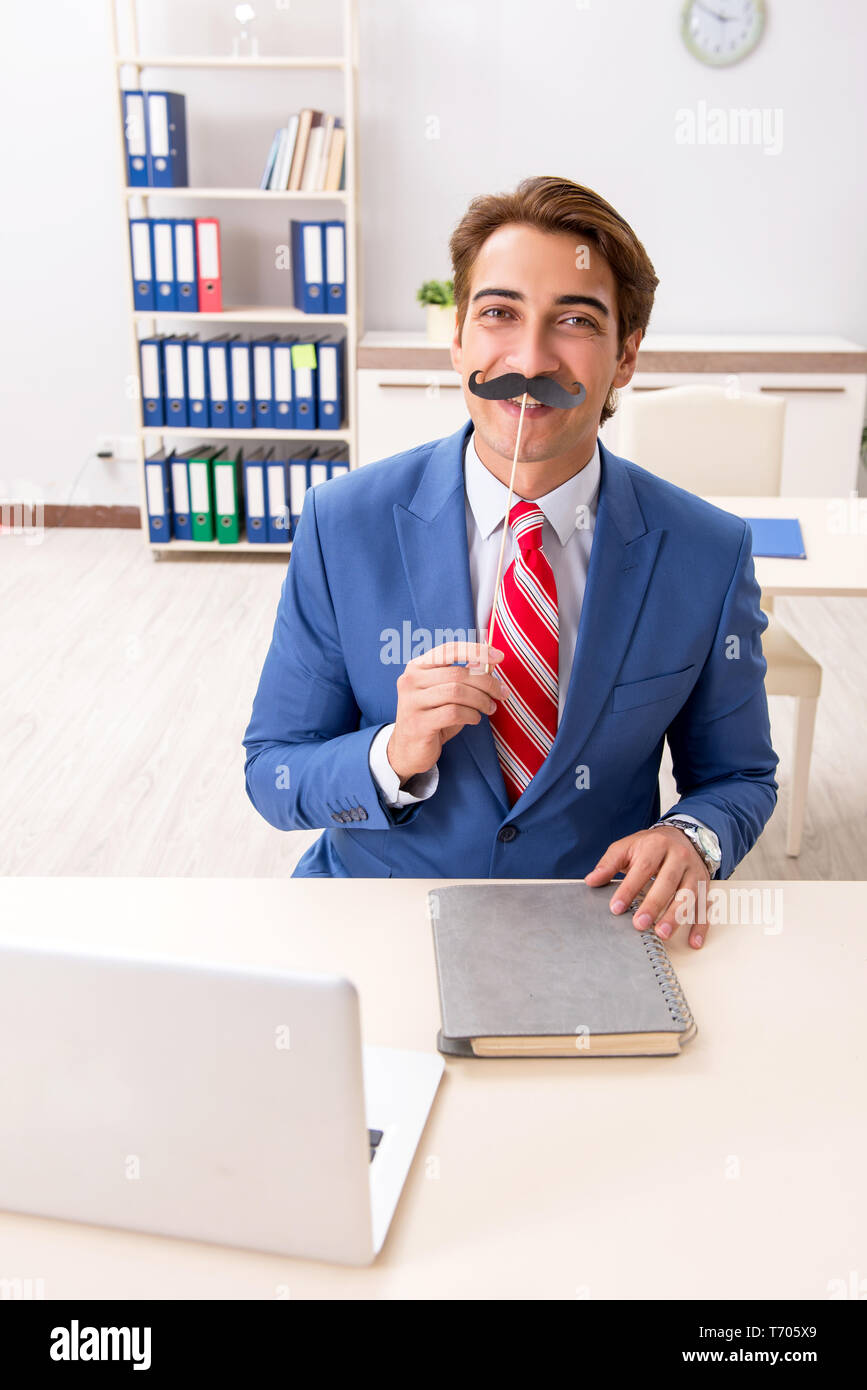 Funny bisinessman con baffi finti in ufficio Foto Stock