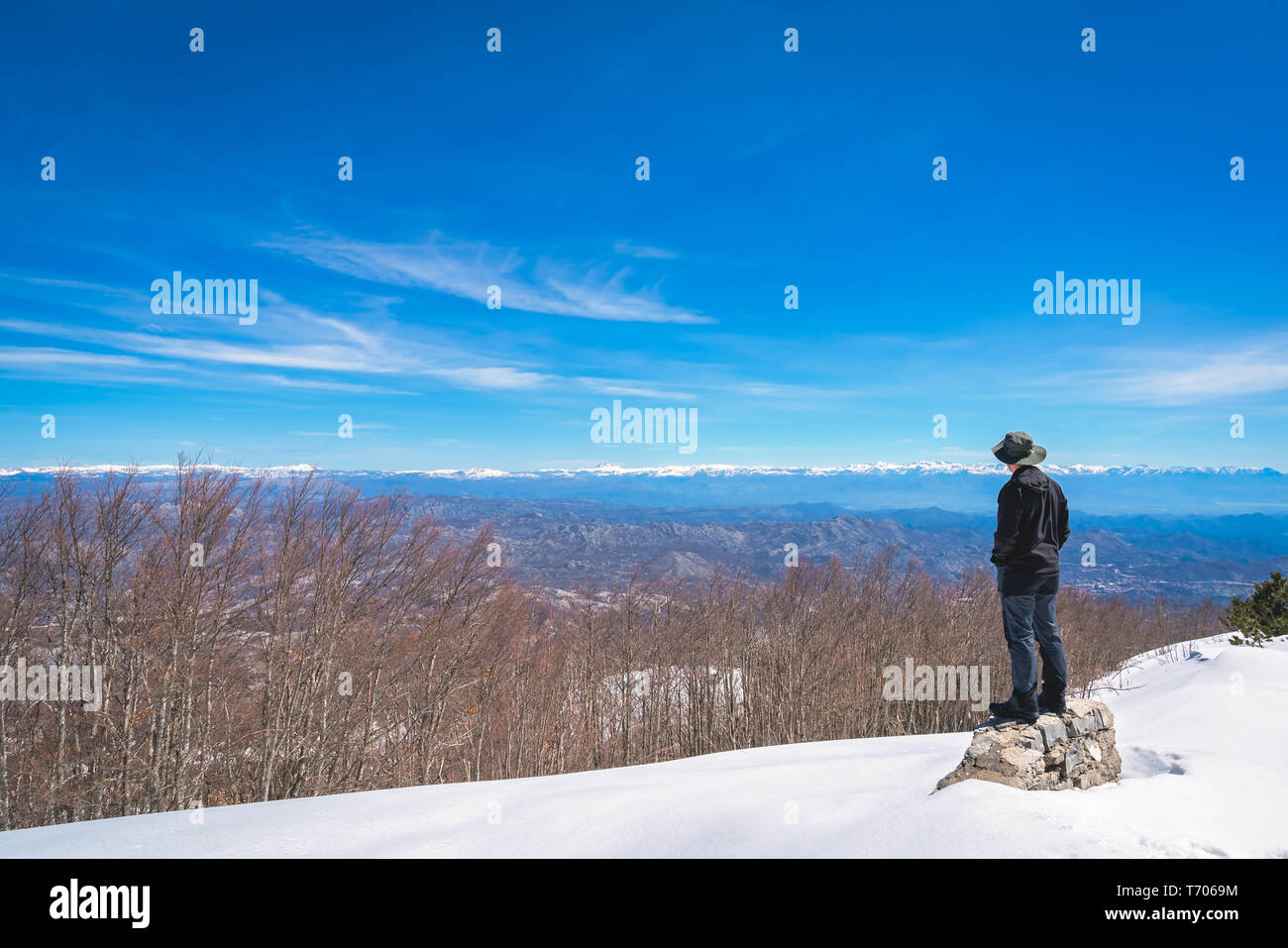 L'uomo ammirando la bellezza di inverno di Lovcen NP Foto Stock