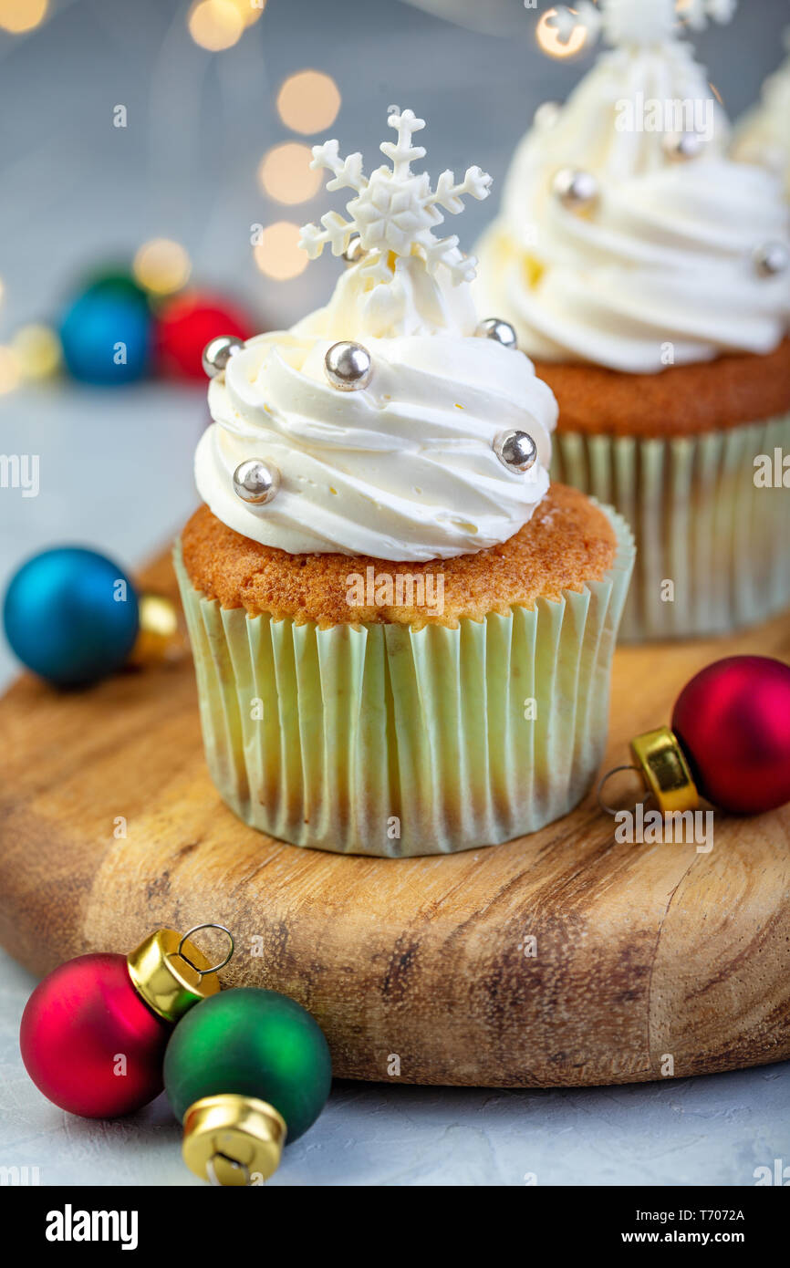 Tortine con panna alla vaniglia e fiocchi di neve. Foto Stock
