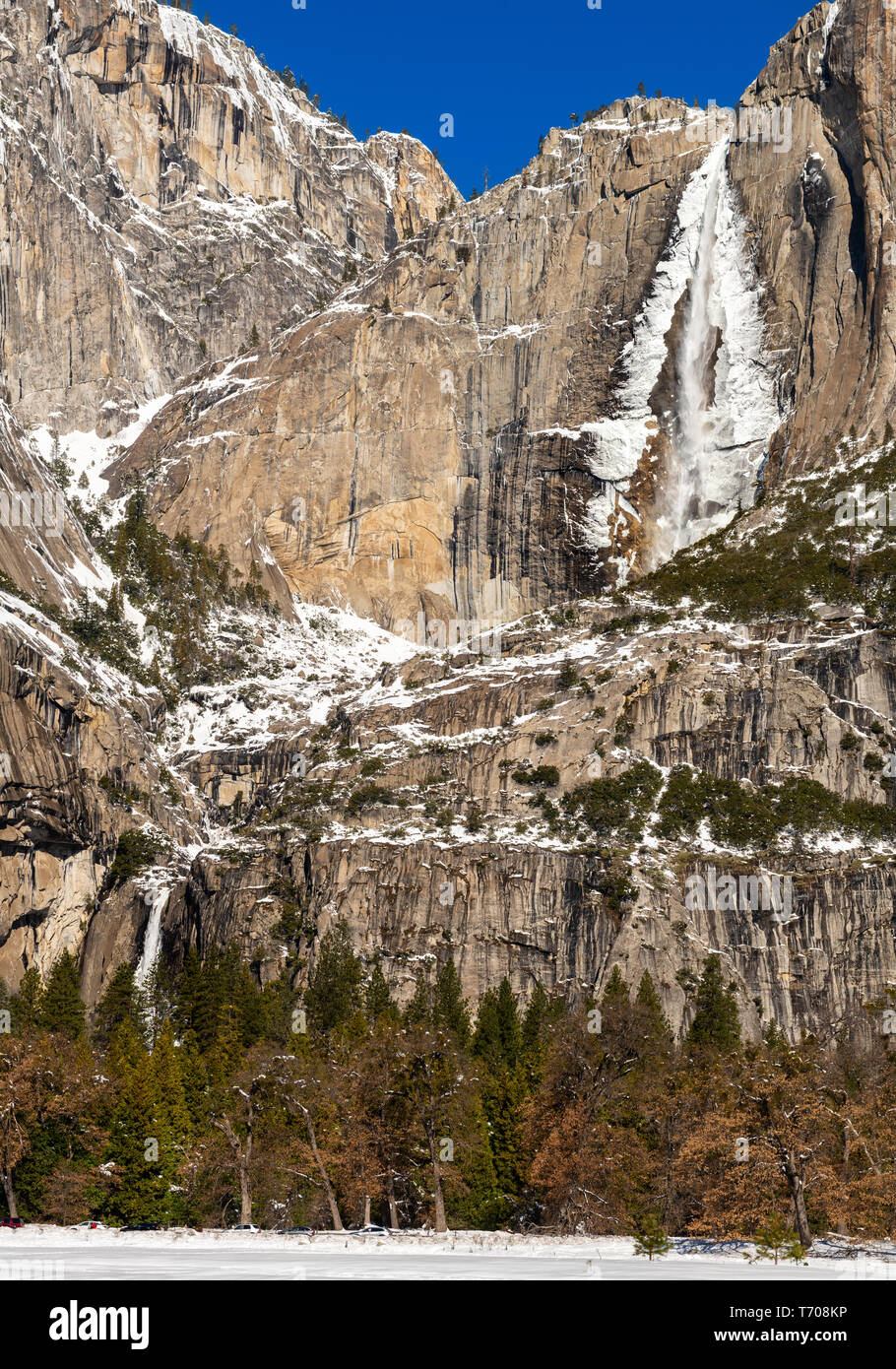 L'iconico Yosemite Falls in inverno. Foto Stock