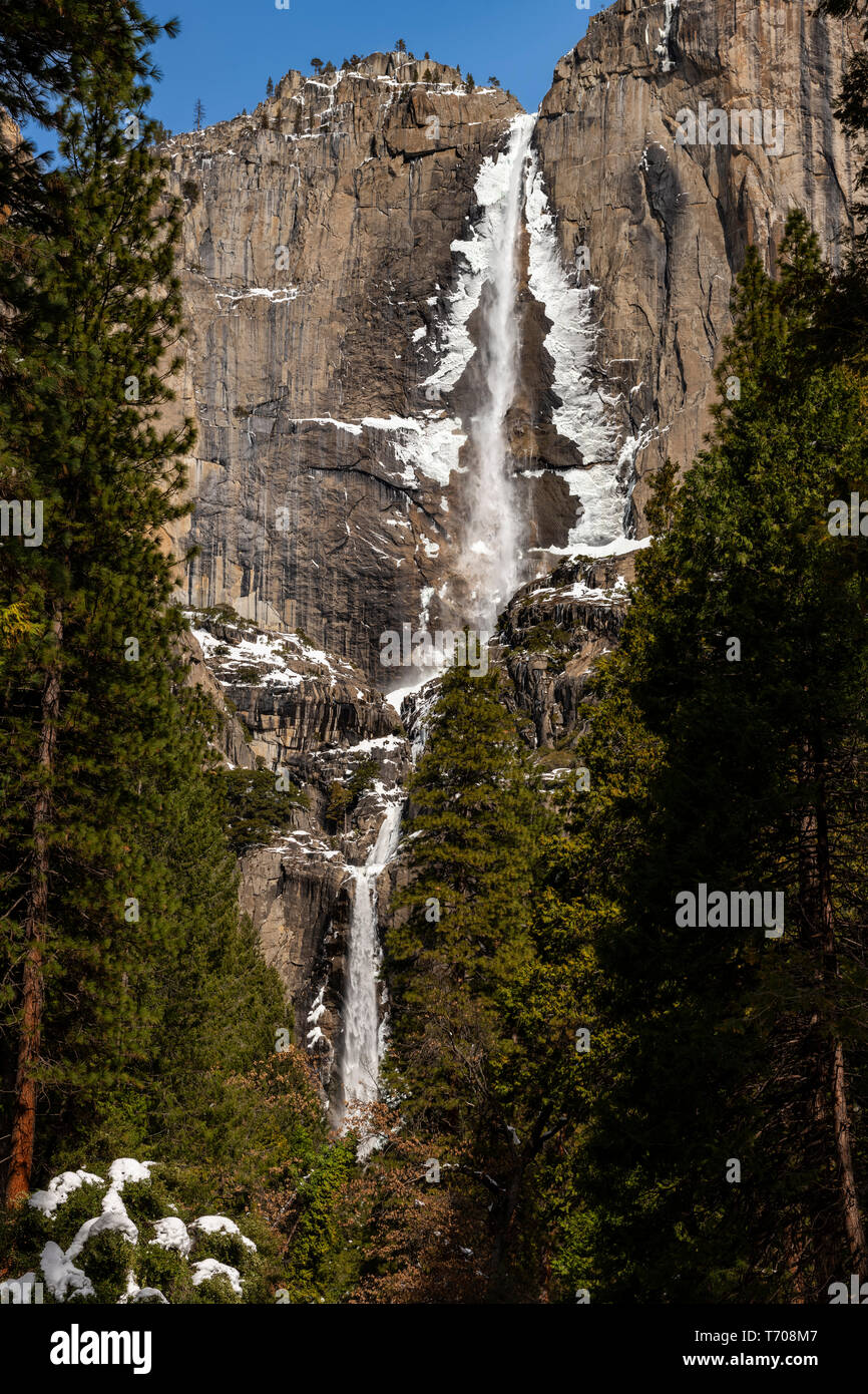 L'iconico Yosemite Falls in inverno. Foto Stock