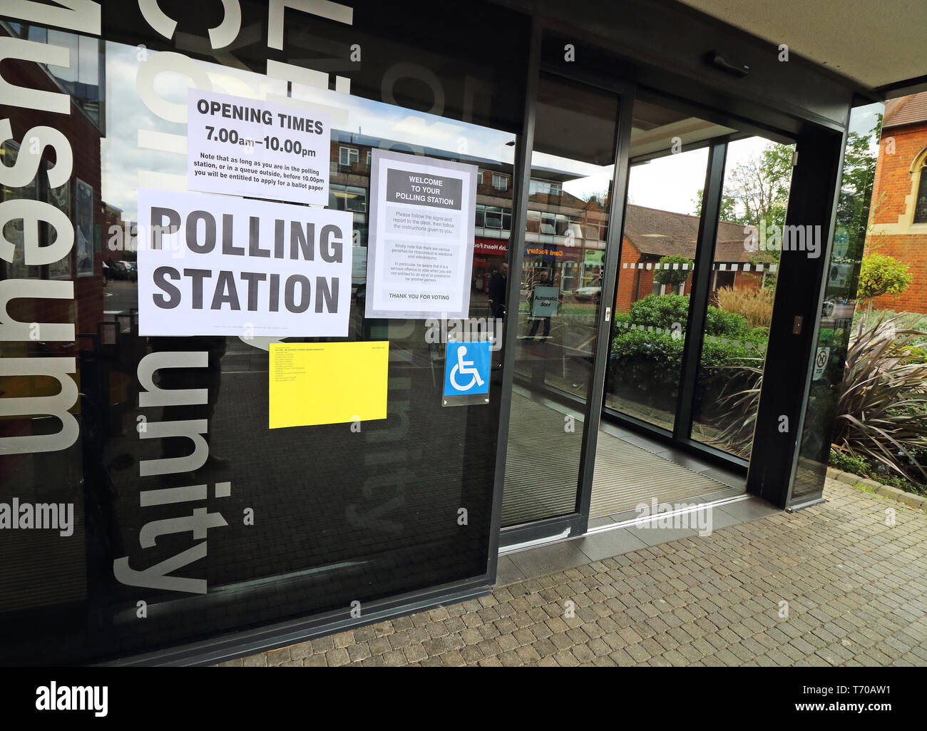 Segni di polling visto in una comunità Museum di Elstree utilizzato come stazioni di polling durante il regno unito alle elezioni locali. Foto Stock