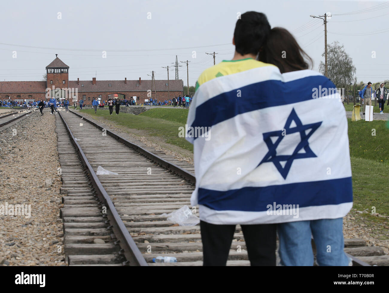 I partecipanti della marcia della vita nella ex Nazi-German concentrazione e campo di sterminio di Auschwitz Birkenau II in Oświęcim. La marcia annuale è parte del programma educativo. Gli studenti ebrei da tutto il mondo arrivano a Polonia e studiare i resti dell'Olocausto. I partecipanti marzo in silenzio, a tre chilometri da Auschwitz I Auschwitz II Birkenau, il più grande complesso nazista dei campi di concentramento costruito durante la Seconda Guerra Mondiale. Foto Stock