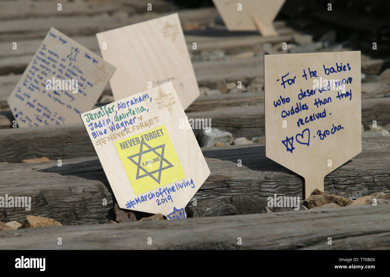 Un handwrittens woodens segno lasciato durante il mese di marzo della vita presso la ex Nazi-German Auschwitz II Birkenau concentrazione e sterminio Camp a Oswiecim. La marcia annuale è parte del programma educativo. Gli studenti ebrei da tutto il mondo arrivano a Polonia e studiare i resti dell'Olocausto. I partecipanti marzo in silenzio, a tre chilometri da Auschwitz I Auschwitz II Birkenau, il più grande complesso nazista dei campi di concentramento costruito durante la Seconda Guerra Mondiale. Foto Stock