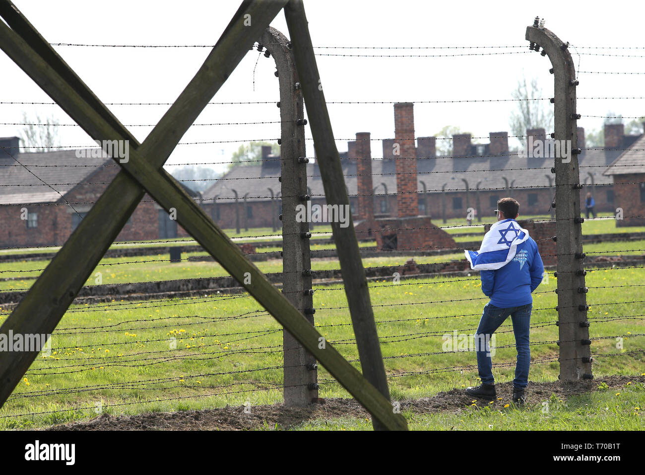 I partecipanti della marcia della vita nella ex Nazi-German concentrazione e campo di sterminio di Auschwitz Birkenau II in Oświęcim. La marcia annuale è parte del programma educativo. Gli studenti ebrei da tutto il mondo arrivano a Polonia e studiare i resti dell'Olocausto. I partecipanti marzo in silenzio, a tre chilometri da Auschwitz I Auschwitz II Birkenau, il più grande complesso nazista dei campi di concentramento costruito durante la Seconda Guerra Mondiale. Foto Stock