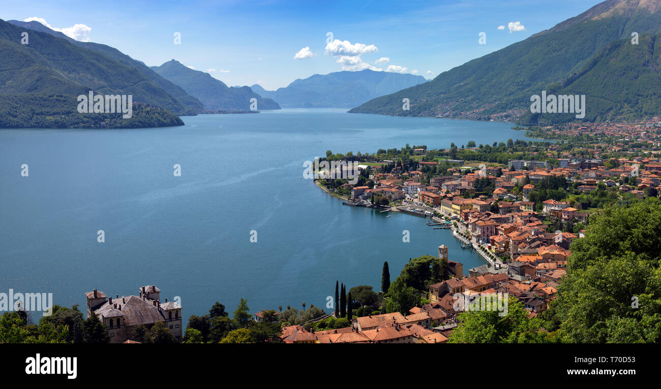 Menaggio città sul lago di Como e le montagne Foto Stock