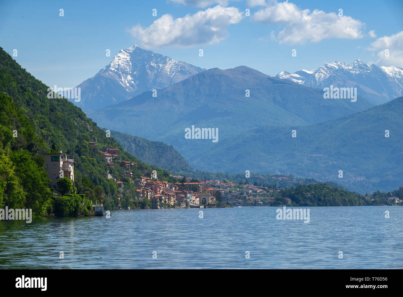 Il lago di Como tra le montagne in Italia Foto Stock