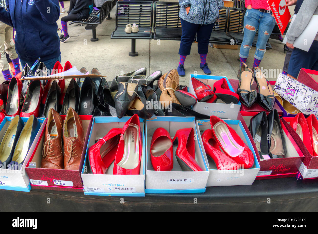 Scatole di ladies tacco alto le scarpe per essere utilizzati in una passeggiata di un miglio nelle scarpe campagna di sensibilizzazione per la parità tra i sessi. Foto Stock