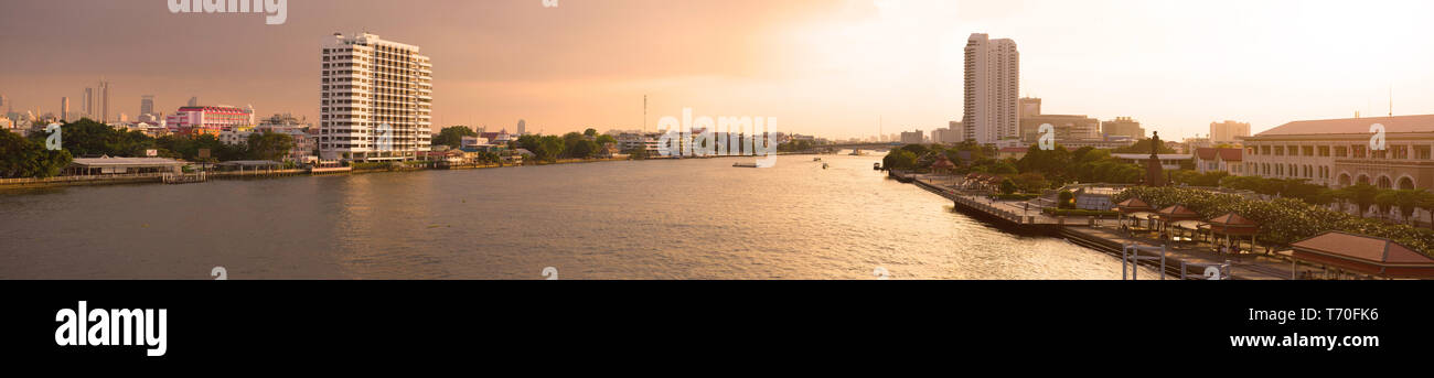 BANGKOK, Tailandia - 31 dicembre 2018: Panorama del Fiume Chao Phraya al tramonto Foto Stock