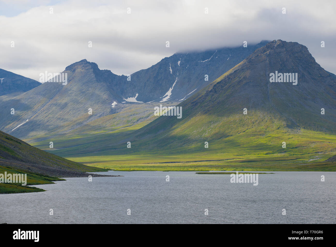 Nelle montagne del Ural polare. Lago Bolshoe Hadatayoganlor su un nuvoloso giorno di estate Foto Stock