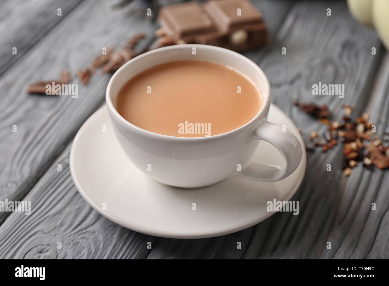 Tazza di tè aromatico con il latte sul tavolo Foto Stock