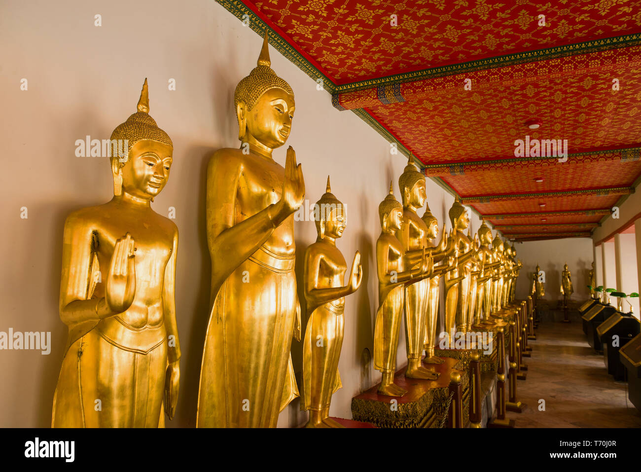 Galleria con sculture di una statua di Budda in Wat Pho tempio buddista. Bangkok, Thailandia Foto Stock