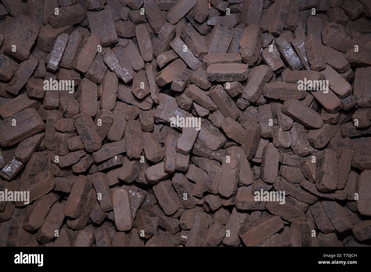 Cumulo di bricchetti di torba, combustibili alternativi, materia prima mucchio di bricchetti di torba, combustibili alternativi, materia prima Foto Stock