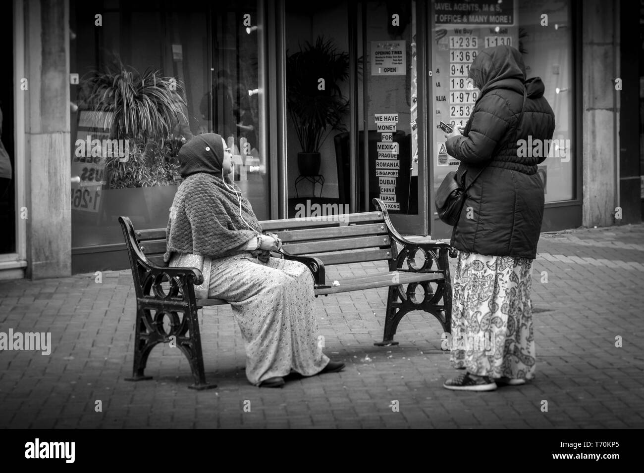 Bianco e Nero street photography intorno al centro di Northampton, Regno Unito. Foto Stock