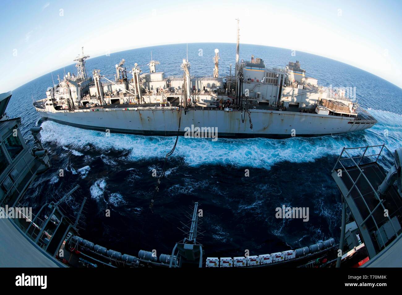 190429-N-FB291-1308 Mare Mediterraneo (29 aprile 2019) La Nimitz-class portaerei USS Abraham Lincoln (CVN 72) si stacca dal combattimento veloce nave appoggio USNS Arctic (T-AOE 8) durante un rifornimento in corso in mare. Abraham Lincoln è distribuito come parte di Abramo Lincoln Carrier Strike gruppo (ABECSG) a sostegno della sicurezza marittima gli sforzi di cooperazione negli Stati Uniti 5th, U.S. 6 E STATI UNITI Flotta di 7 aree di funzionamento. Con Abraham Lincoln come ammiraglia, distribuito strike gruppo attivi comprendono staffs, di navi e di aeromobili di Carrier Strike gruppo 12 (CSG 12), Destroyer Squadron 2 (DESRON 2 Foto Stock