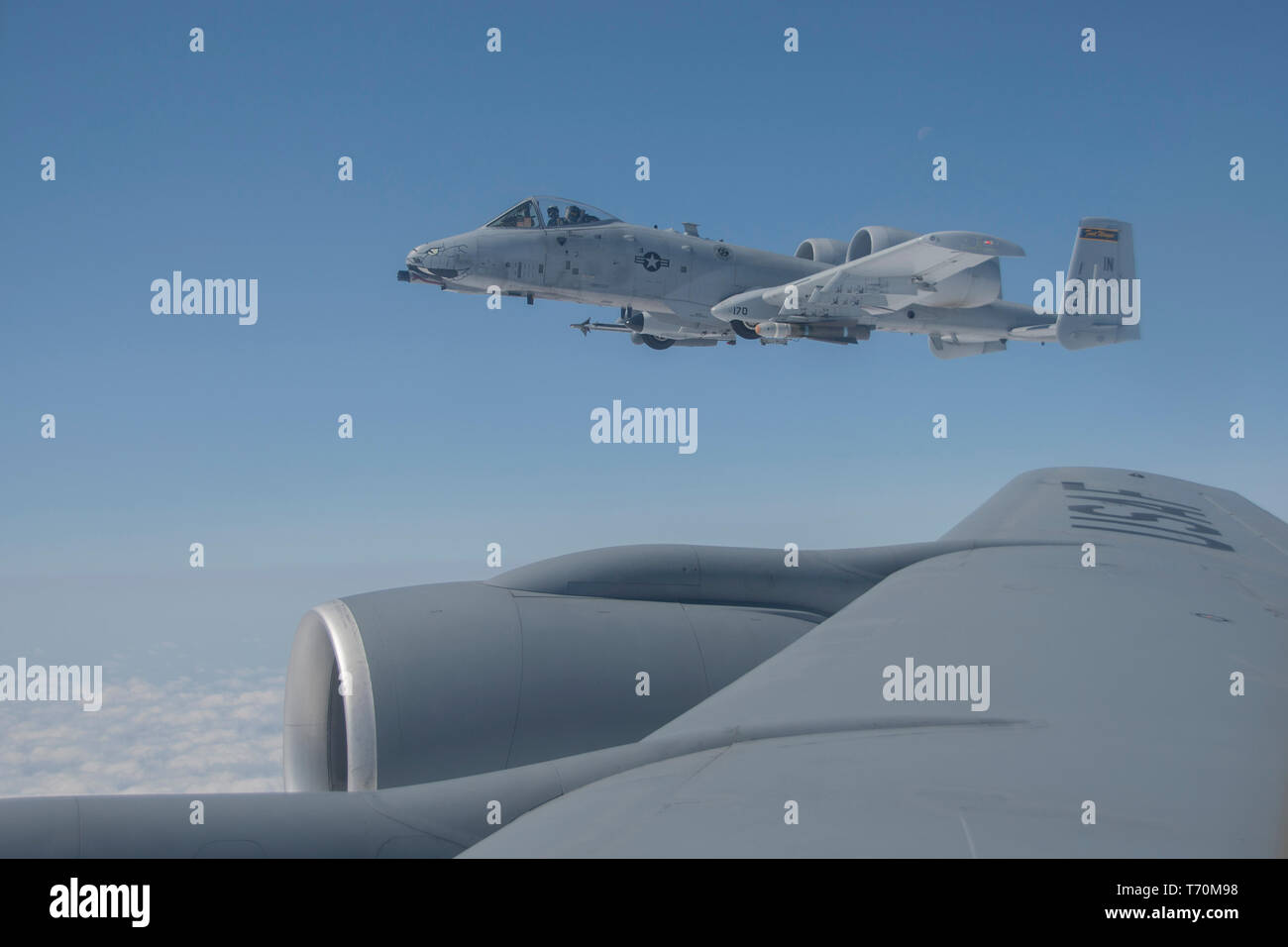 Un A-10 Thunderbolt II da 122Fighter Wing, Fort Wayne, Indiana, vola a fianco di una KC-135R Stratotanker da Grissom riserva d'aria di base, Perù, Indiana, durante il datore di lavoro il supporto della Guardia e riserva Boss sollevare il 26 aprile 2019. Il Boss di sollevamento i datori di lavoro hanno dato una mano-sull esperienza di guardia e di riserva. (U.S. Air National Guard photo by Staff Sgt. Lonnie Wiram) Foto Stock