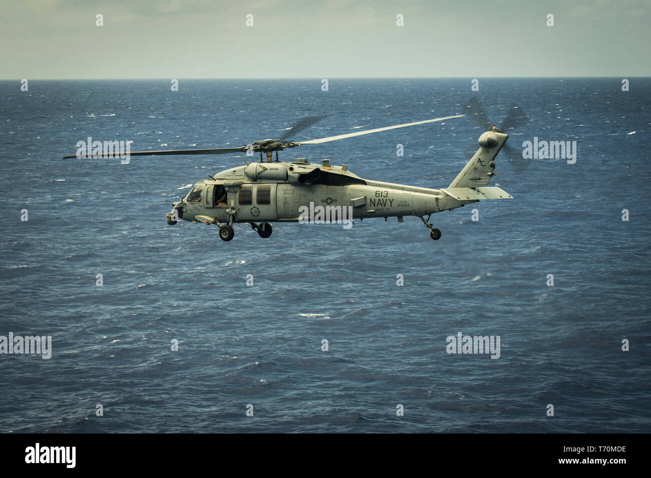 190502-N-KT825-0010 OCEANO ATLANTICO (2 maggio 2019) un MH-60S Seahawk assegnato al 'Dusty cani' di elicottero di mare squadrone di combattimento (HSC) 7 prende il volo dal ponte di volo a bordo della portaerei USS Dwight D. Eisenhower CVN (69). Ike è in corso nell'Oceano Atlantico la conduzione di qualifiche mentre in fase di base della flotta ottimizzato il piano di risposta. (U.S. Foto di Marina di Massa Specialista comunicazione marinaio Sawyer Haskins) Foto Stock