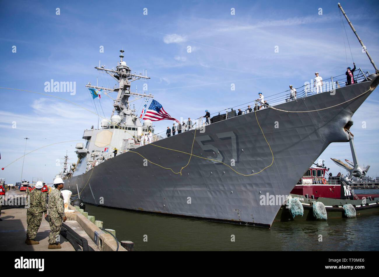 190502-N-VC599-0097 NORFOLK (2 maggio 2019) velisti assegnati alle visite-missile destroyer USS Mitscher (DDG 57) gettare le linee di tiro al molo per preparare per ormeggio in quanto la nave ritorna alla stazione navale di Norfolk, 5 maggio 2019, dopo sette mesi di distribuzione per gli Stati Uniti La quinta e la sesta flotta aree di operazioni. La nave è implementato per garantire stabilità marittimo e la sicurezza. (U.S. Foto di Marina di Massa lo specialista di comunicazione 2a classe Justin Wolpert/rilasciato) Foto Stock