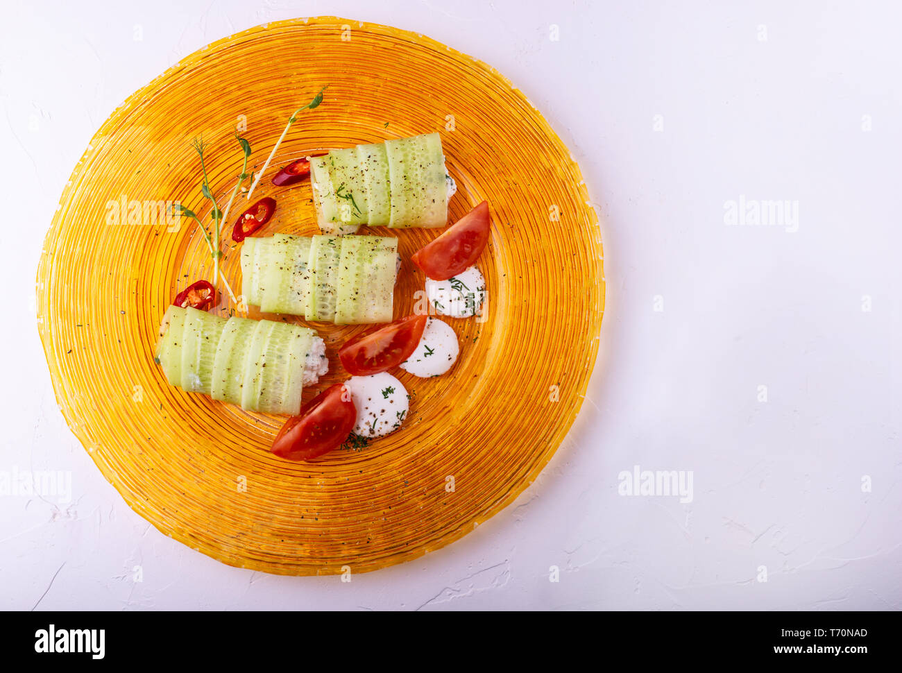 Il cibo italiano su sfondo bianco. Mozzarella, di foglie di basilico fresco, pomodoro, olio d'oliva, panini al formaggio e verdi sulla piastra. Vista dall'alto. Foto Stock
