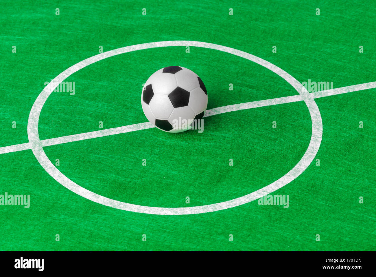 Pallone da calcio sul campo di calcio Foto Stock