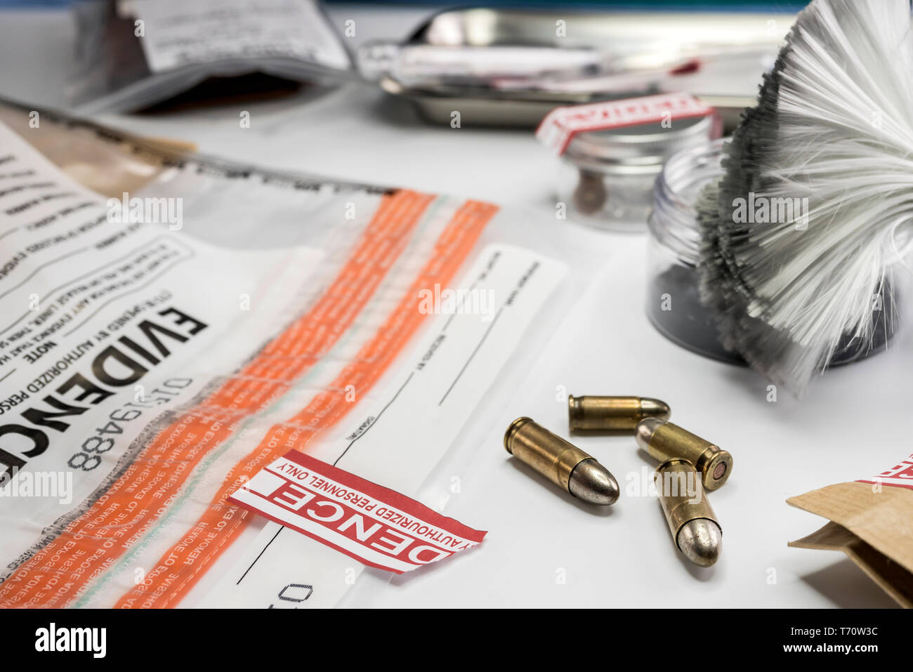 Laboratorio Criminalistic, Bullet shell, analisi immagine concettuale Foto Stock