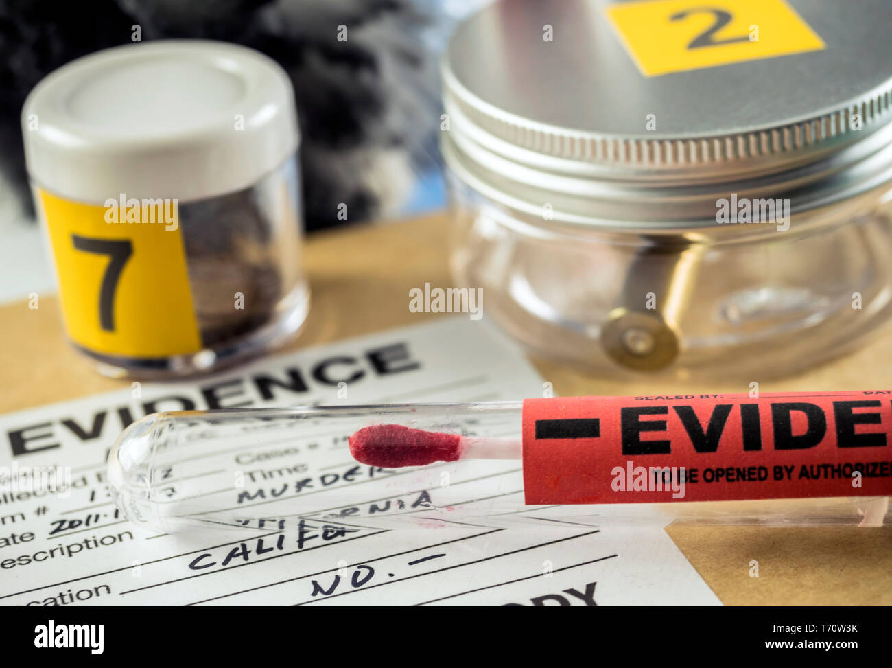 Esperto di polizia diventa campione di sangue dalla bottiglia di vetro in laboratorio Criminalistic, immagine concettuale Foto Stock