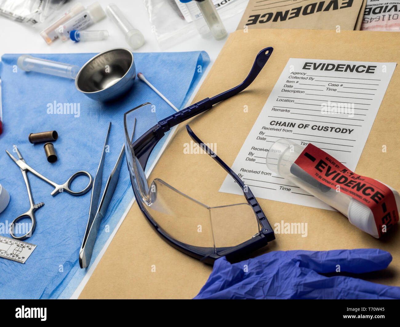 Laboratorio Criminalistic, Bullet shell, analisi immagine concettuale Foto Stock