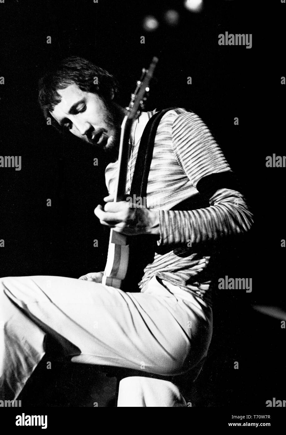 ROTTERDAM, Paesi Bassi - 27 ottobre: Pete Townshend di chi sul palco durante un concerto a Ahoy Rotterdam Paesi Bassi il 27 ottobre 1975. (Foto di Gijsbert Hanekroot) Foto Stock