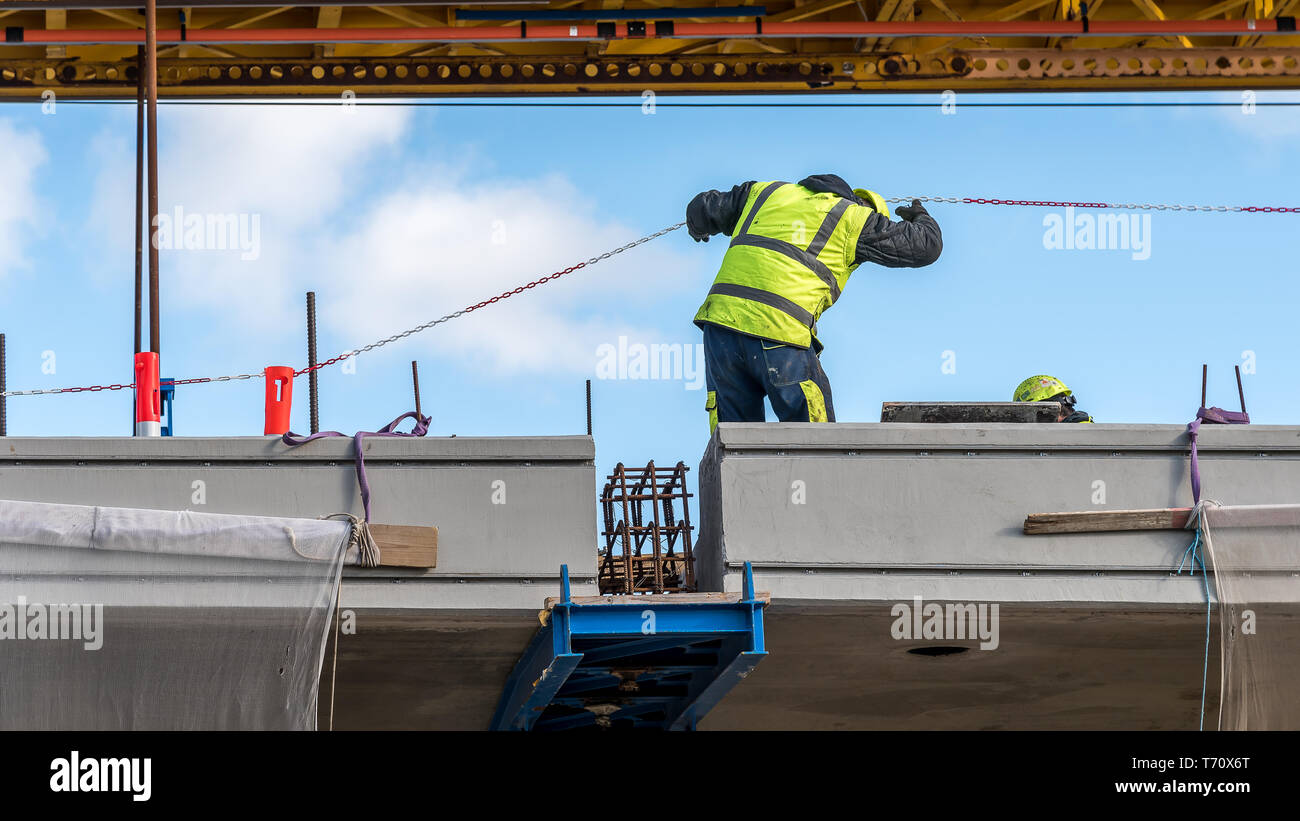Lavoratori preparare l'ultimo bit sulla Crown Princess Maria ponte sopra il Roskilde firth, Frederikssund, Danimarca, 3 maggio 2019 Foto Stock