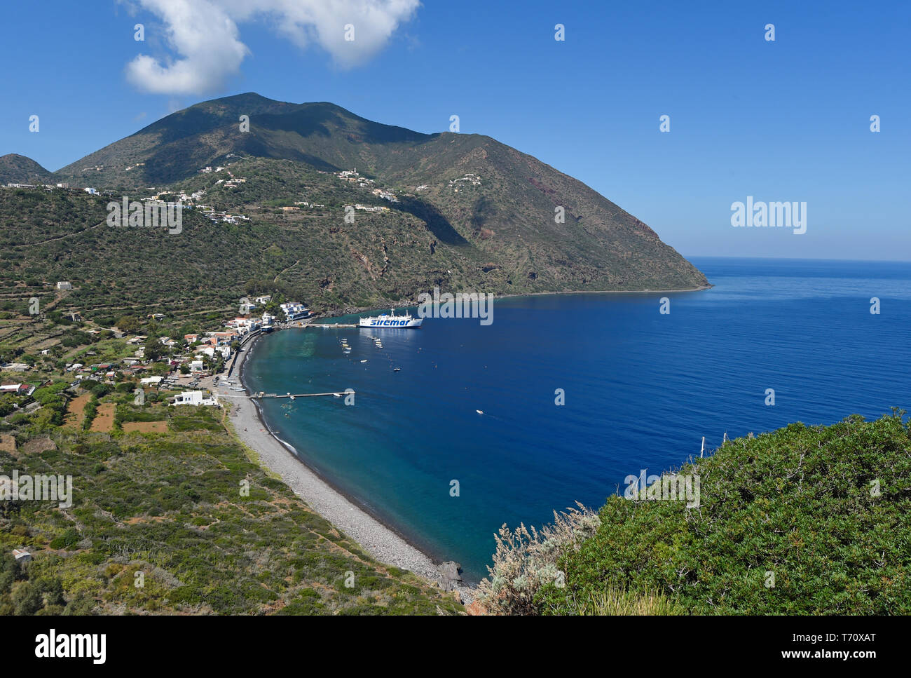 Vista sul villaggio di Filicudi, Filicudi, Isole Eolie, in Sicilia, Italia Foto Stock