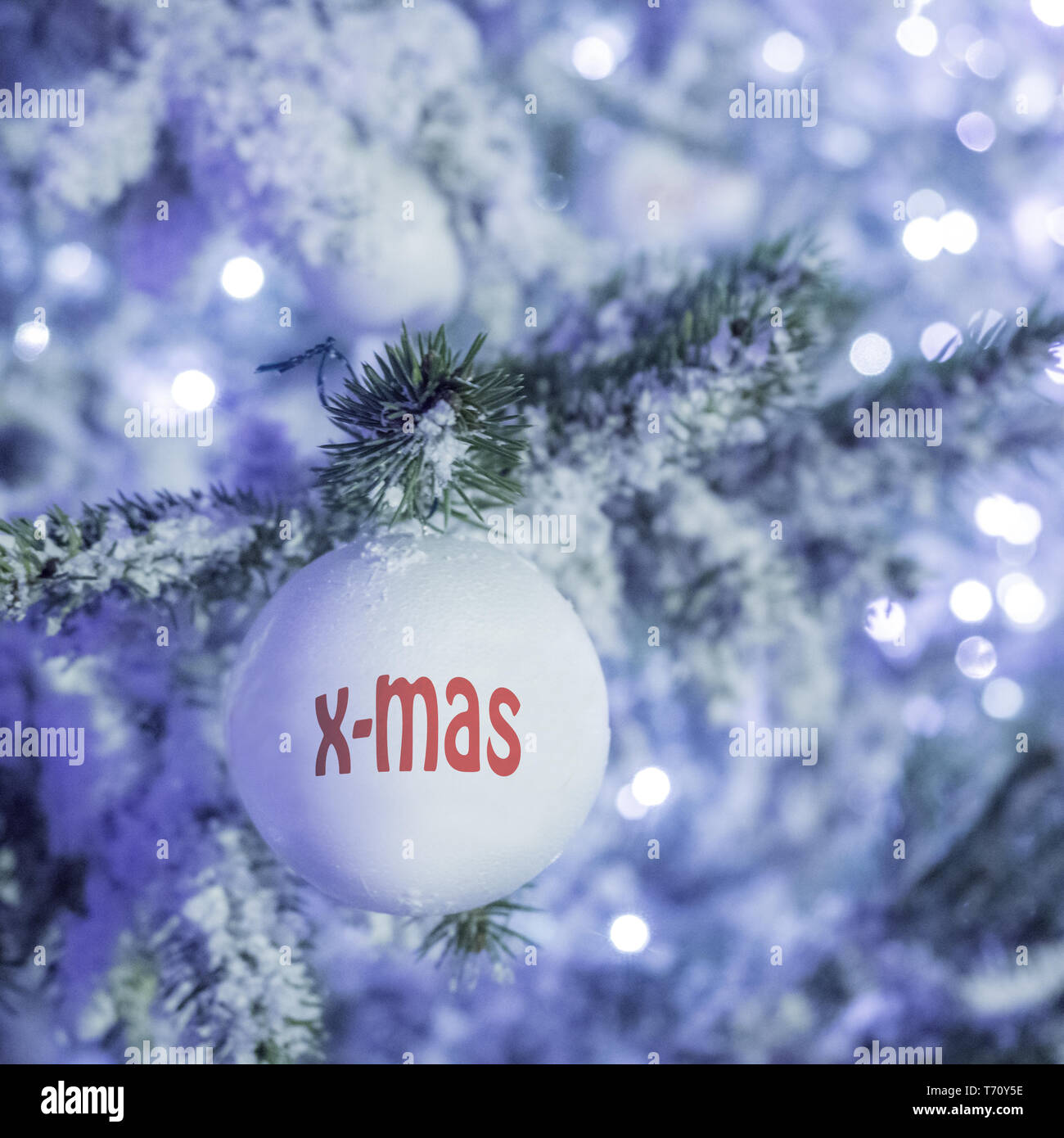 X-mas lampadina di Natale su una struttura ad albero Foto Stock
