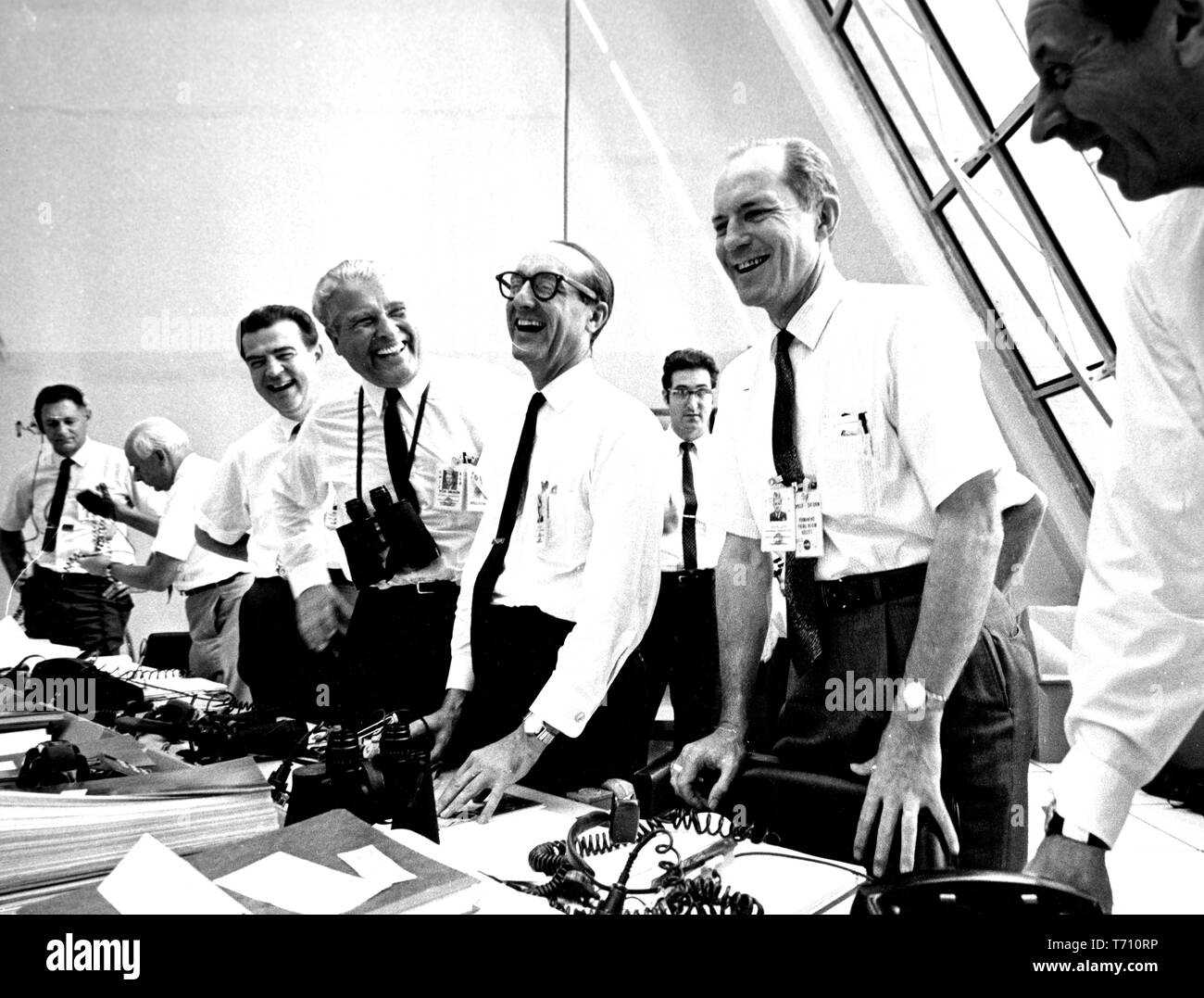 Missione Apollo 11 funzionari rilassante nel lancio di centro di controllo presso il Kennedy Space Center sull'Isola Merritt, Florida, tra cui Charles W Mathews, dr. Wernher von Braun, George Mueller, e Samuele generale C Phillips, 16 luglio 1969. Immagine cortesia Nazionale Aeronautica e Spaziale Administration (NASA). () Foto Stock