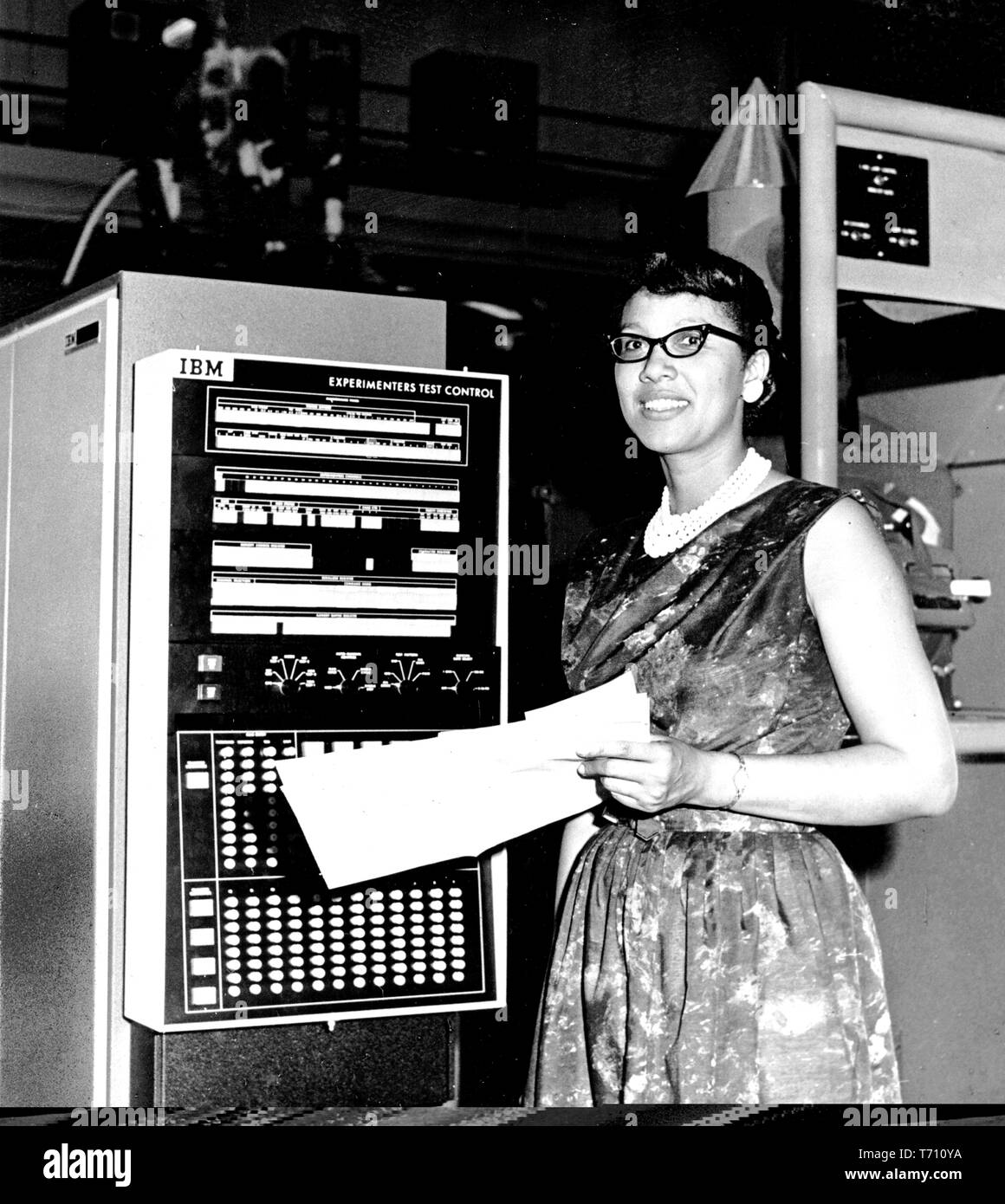 Mezza lunghezza Ritratto di Melba Roy Mouton, assistente capo dei programmi di ricerca presso la NASA e la testa del gruppo della NASA matematici, 1964. Immagine cortesia Nazionale Aeronautica e Spaziale Administration (NASA). () Foto Stock