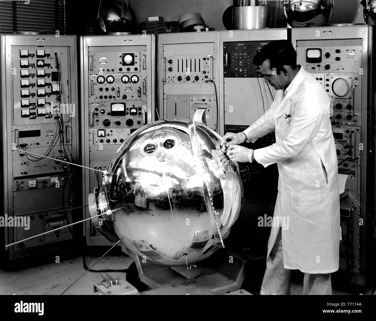 Ingegnere della NASA la preparazione di Esplora risorse del XVII satellite per il lancio da Cape Canaveral, in Florida, 1963. Immagine cortesia Nazionale Aeronautica e Spaziale Administration (NASA). () Foto Stock