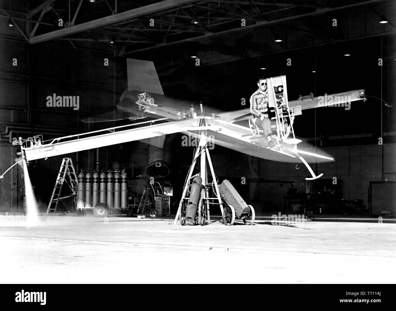 Fotografia di pilota di prova Stan Butchart operante la croce di ferro atteggiamento al simulatore di volo Dryden Research Center, Edwards, California, 18 gennaio 1958. Immagine cortesia Nazionale Aeronautica e Spaziale Administration (NASA). () Foto Stock