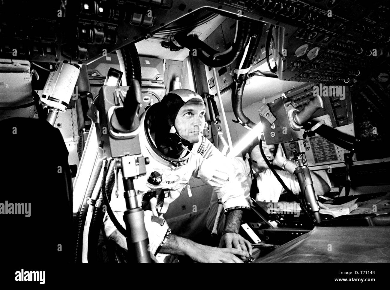 Fotografia del pilota Michael Collins a Apollo 11 Modulo di comando, la pratica docking hatch distacco da CM simulatore presso la NASA Johnson Space Center a Houston, Texas, 28 giugno 1969. Immagine cortesia Nazionale Aeronautica e Spaziale Administration (NASA). () Foto Stock