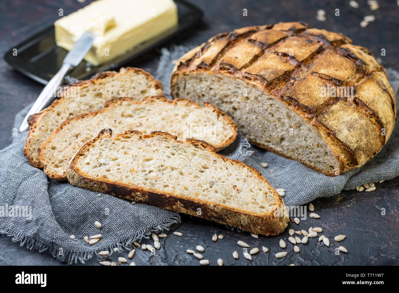 Artigianale di pane rustico con semi di close-up. Foto Stock