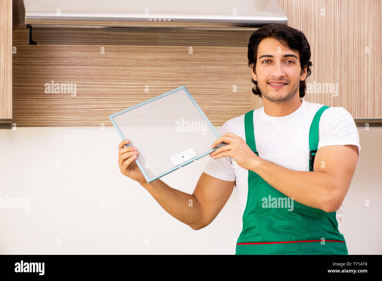 Giovane imprenditore riparazione aria condizionata in cucina Foto Stock