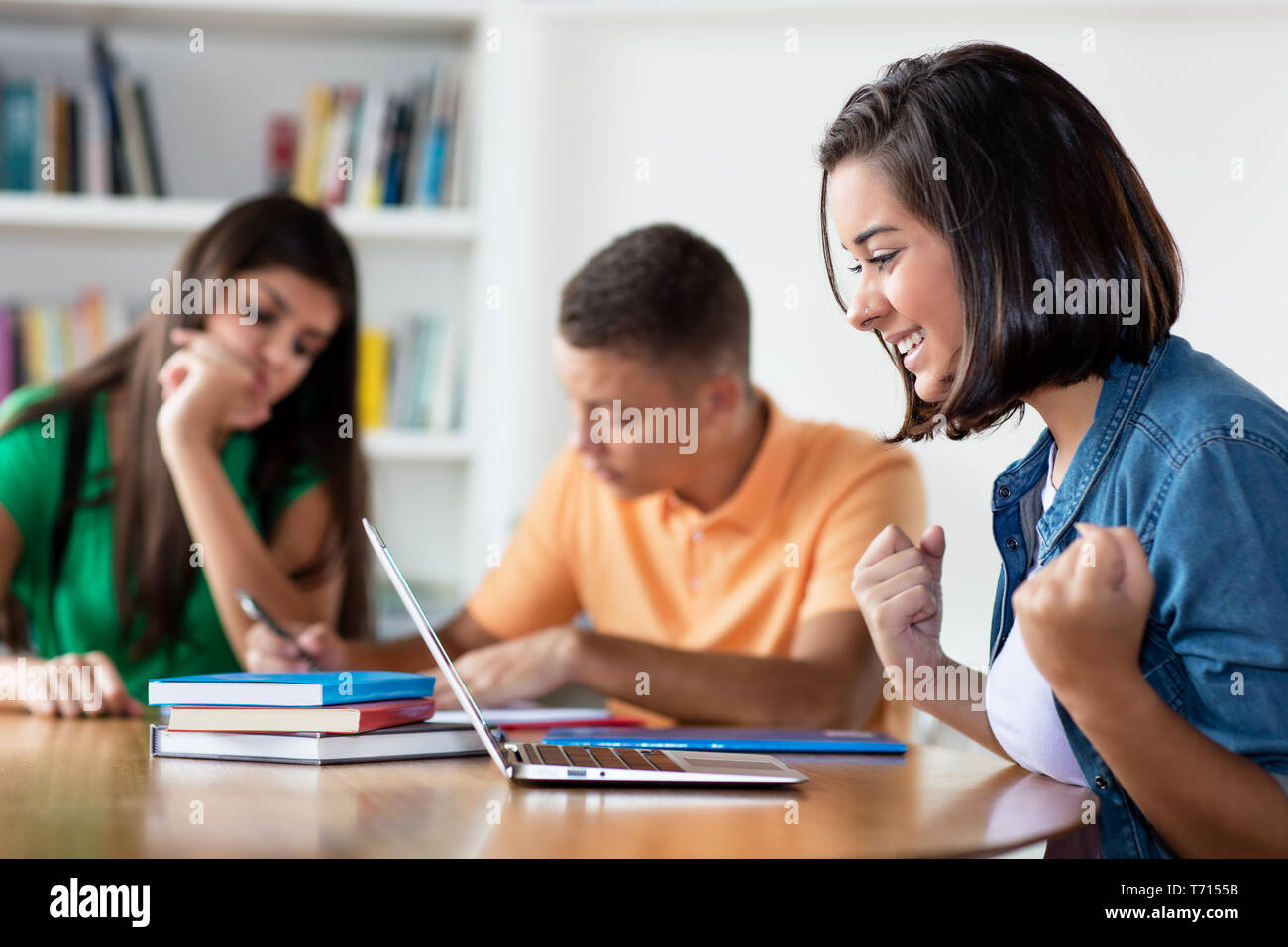Il tifo spagnolo studente femmina con gruppo di apprendimento gli studenti in aula del collegio Foto Stock