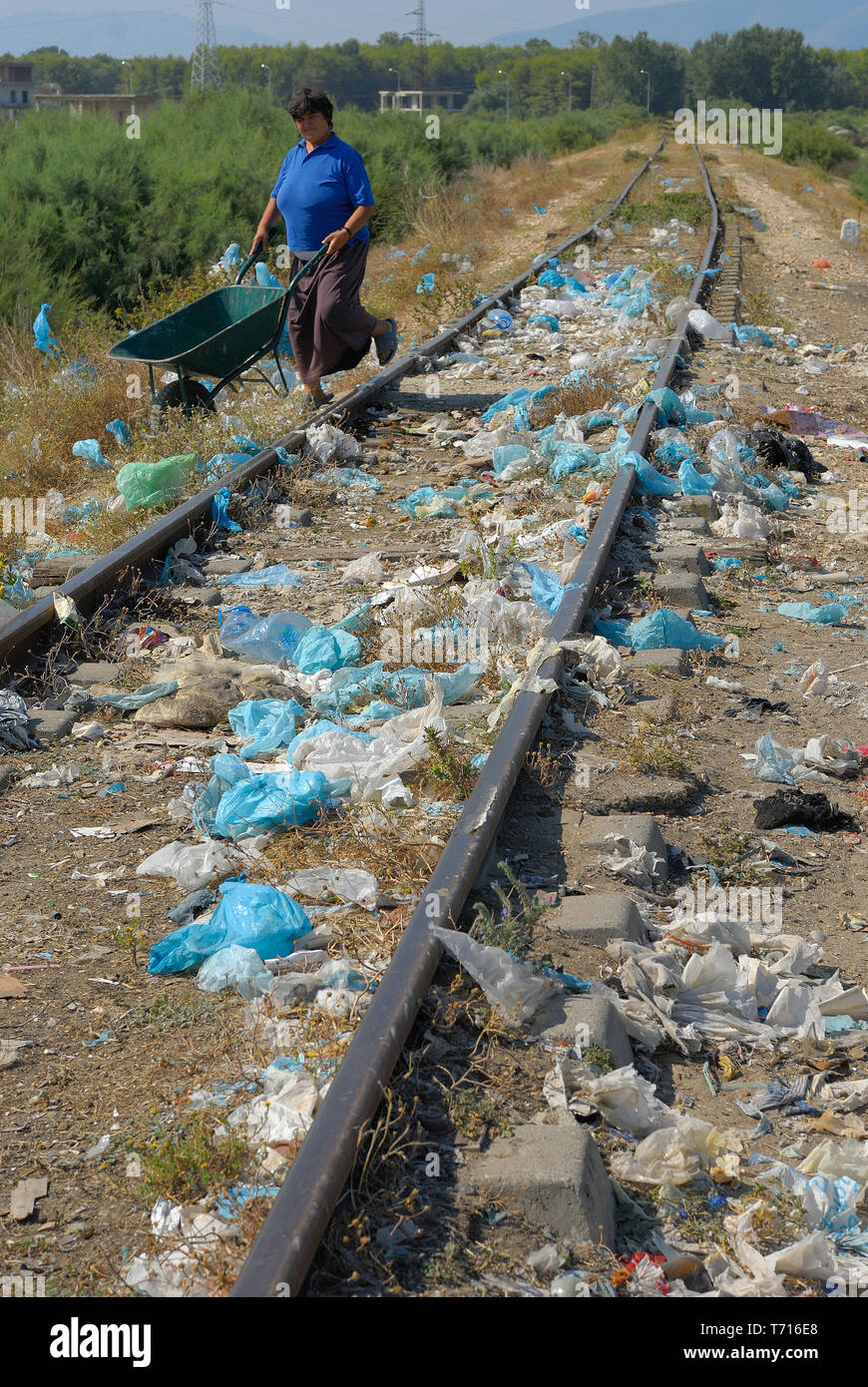 Durazzo, Albania, Agosto 03, 2009: una profonda tristezza nel vedere tanta spazzatura in un bellissimo luogo naturale vicino al mare. La donna attraversa la ferrovia. Foto Stock