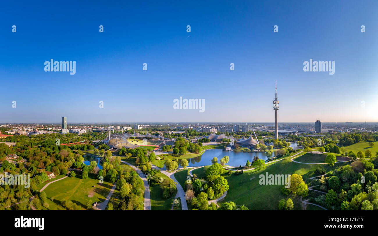 Area Olimpica, parco con il lago olimpico e la torre della televisione, Olympiaturm, Theatron, Olympiapark, Monaco di Baviera, Baviera, Baviera, Germania, Europa Foto Stock