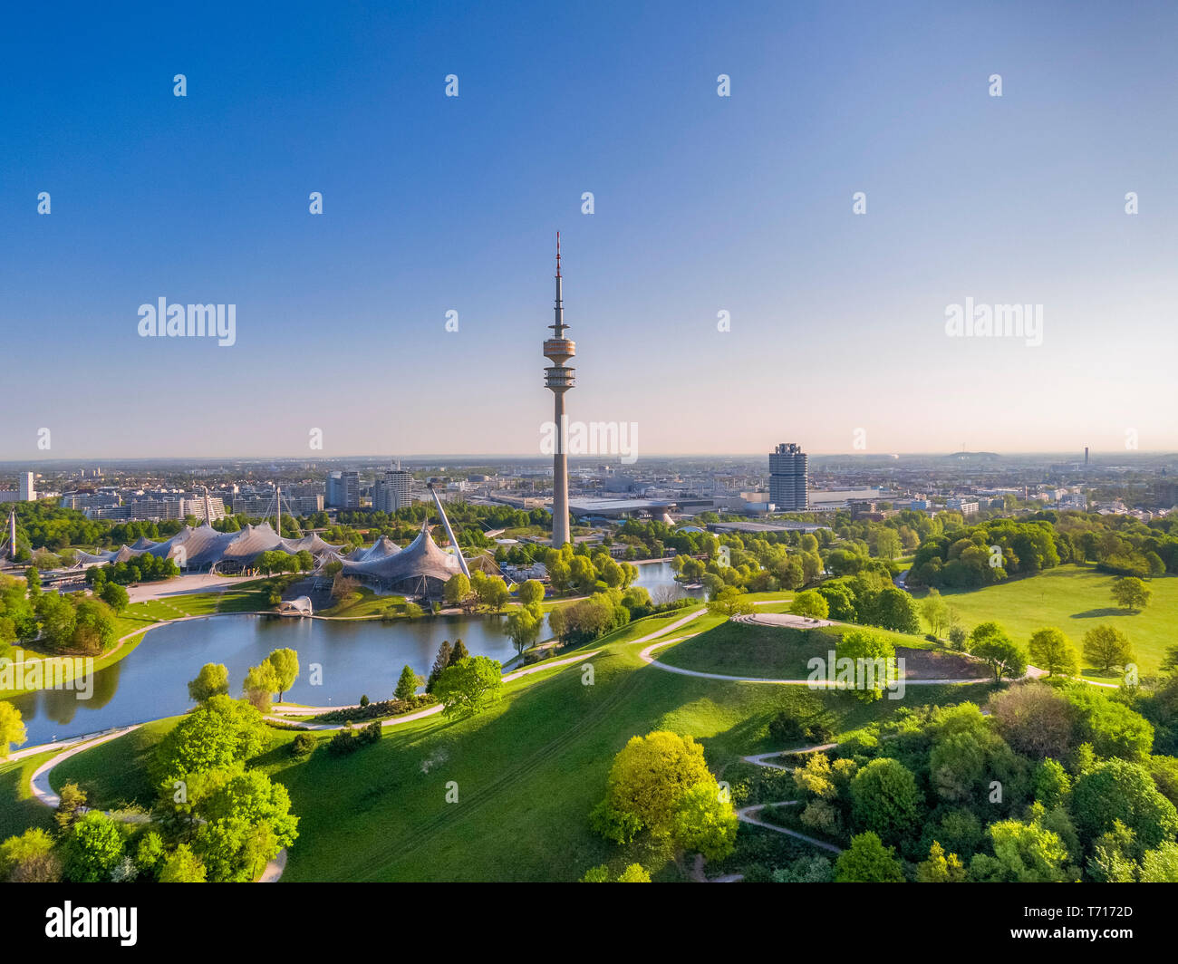 Area Olimpica, parco con il lago olimpico e la torre della televisione, Olympiaturm, Theatron, Olympiapark, Monaco di Baviera, Baviera, Baviera, Germania, Europa Foto Stock