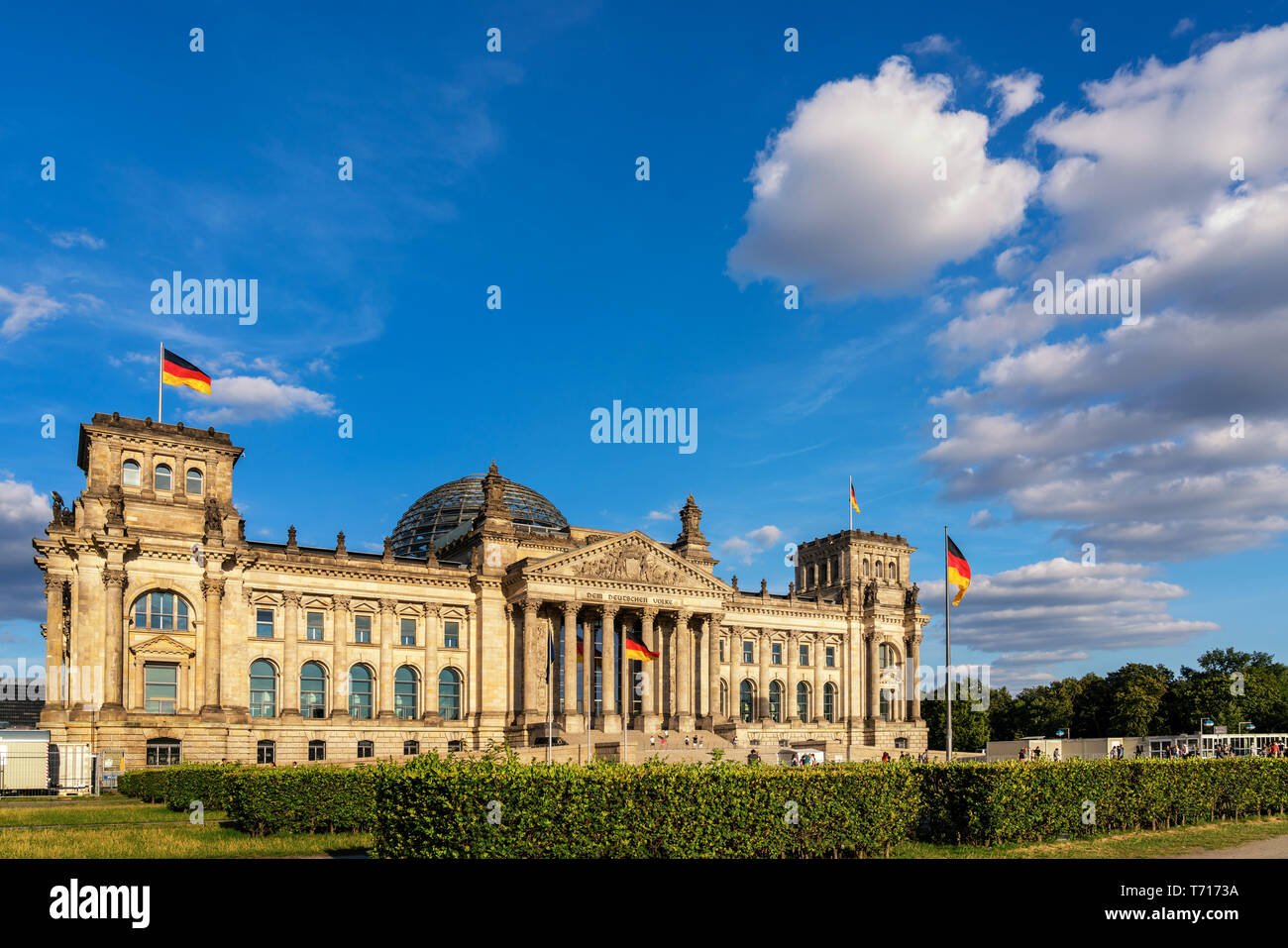 Edificio del Reichstag exterieur, cielo blu e nuvole, Berlino | Reichstag Aussenaufnahme, Tiergarten di Berlino Foto Stock